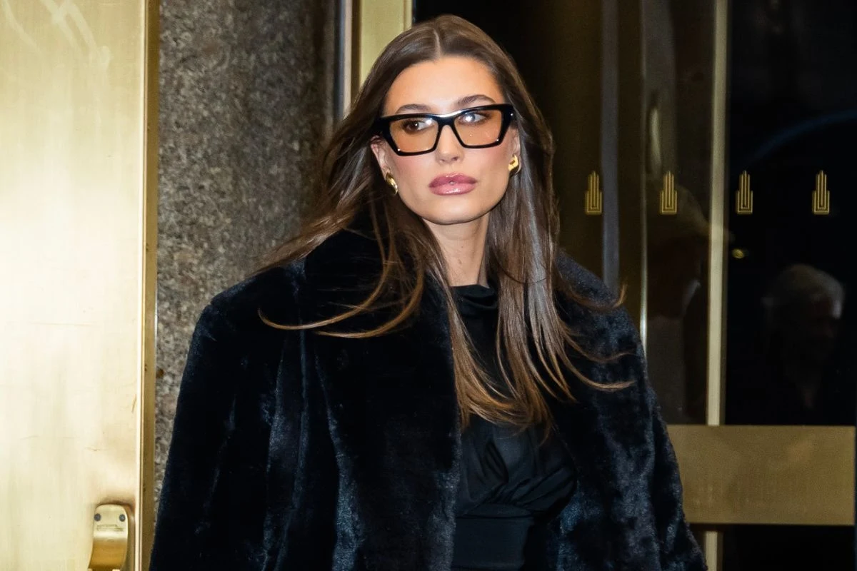 Hailey Bieber pokochała ten styl. Tak lansuje "mob wife style" Hailey Bieber pokochała ten styl. Tak lansuje "mob wife style"