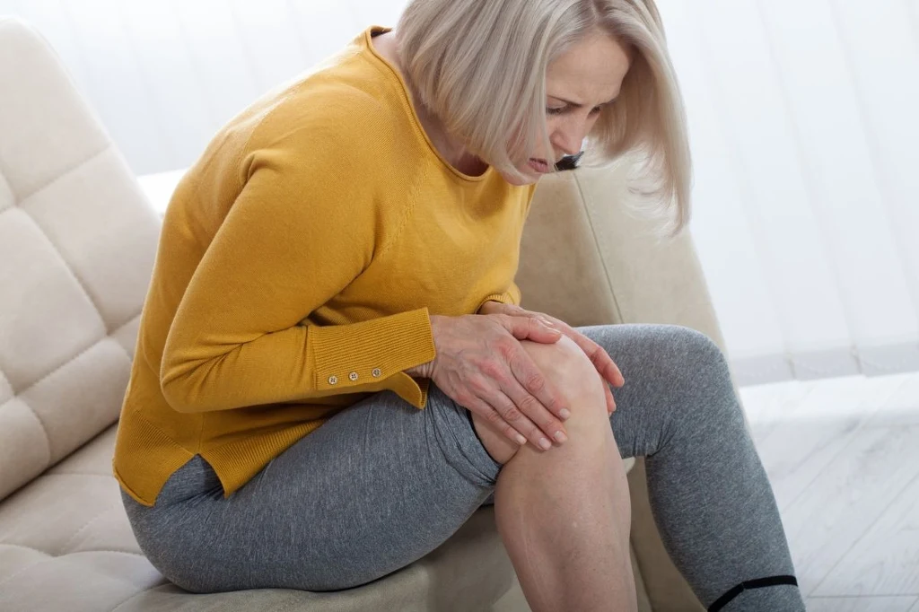 Aby potwierdzić obecność wody w kolanie, konieczne jest wykonanie zdjęcia RTG lub USG stawu kolanowego Aby potwierdzić obecność wody w kolanie, konieczne jest wykonanie zdjęcia RTG lub USG stawu kolanowego