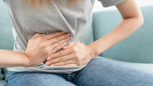 Stres może powodować bóle brzucha, nadmierne pocenie, a także nagły ból głowy