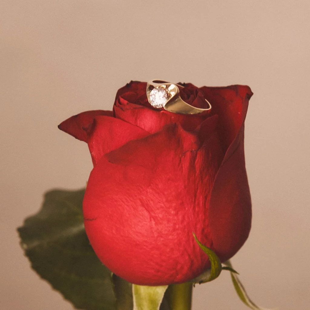 W dzisiejszych czasach pierścionek zaręczynowy odzwierciedla indywidualność i preferencje osób zaręczających się