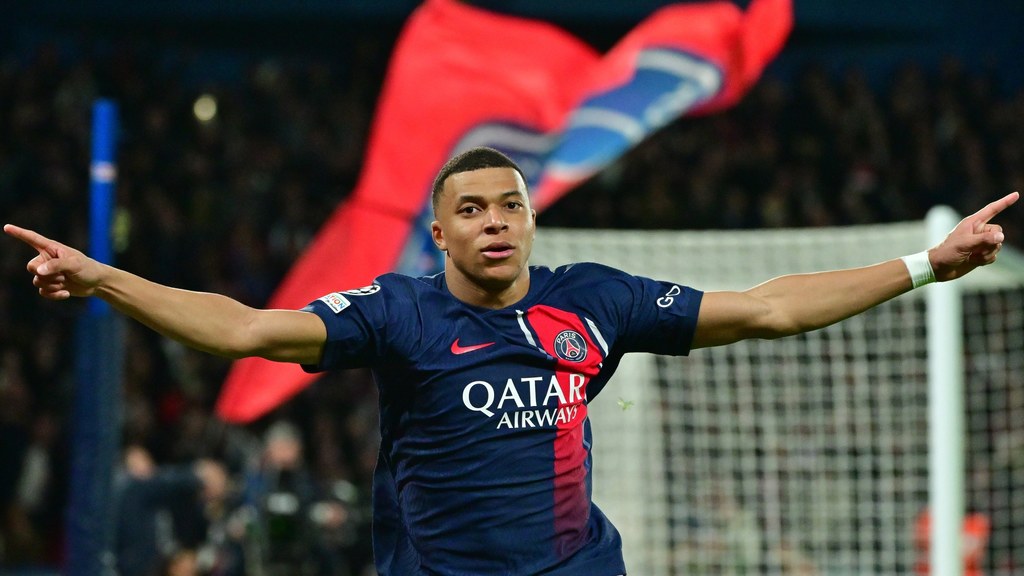 Aktywiści zaapelowali do UEFA o zerwanie kontraktów z liniami lotniczymi. Na zdjęciu: Kylian Mbappe z PSG, które sponsoruje linia Qatar Airways