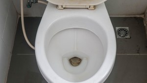 Zostawiasz tak toaletę? Nie dziw się, że nie masz pieniędzy i nic ci się nie udaje