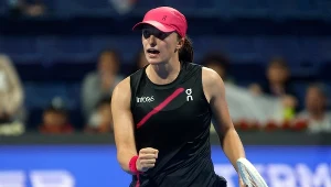 Podwójny błąd Azarenki był przełomem. Iga Świątek melduje się w półfinale