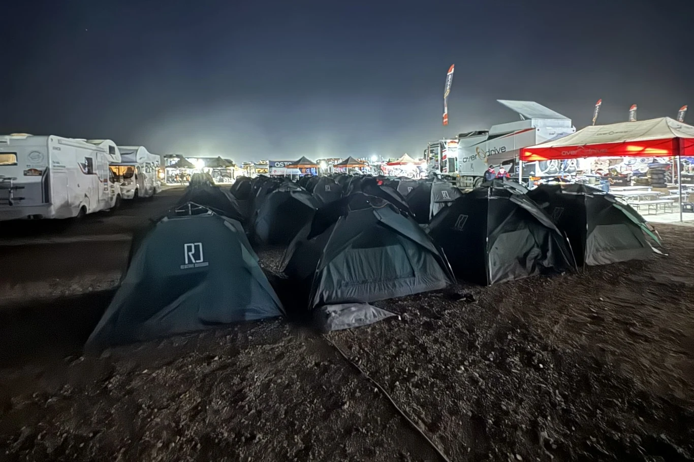 Rajd Dakar nie jest przygodą dla przypadkowych osób. Wiele załóg spędza bardzo chłodne pustynne noce w namiotach.