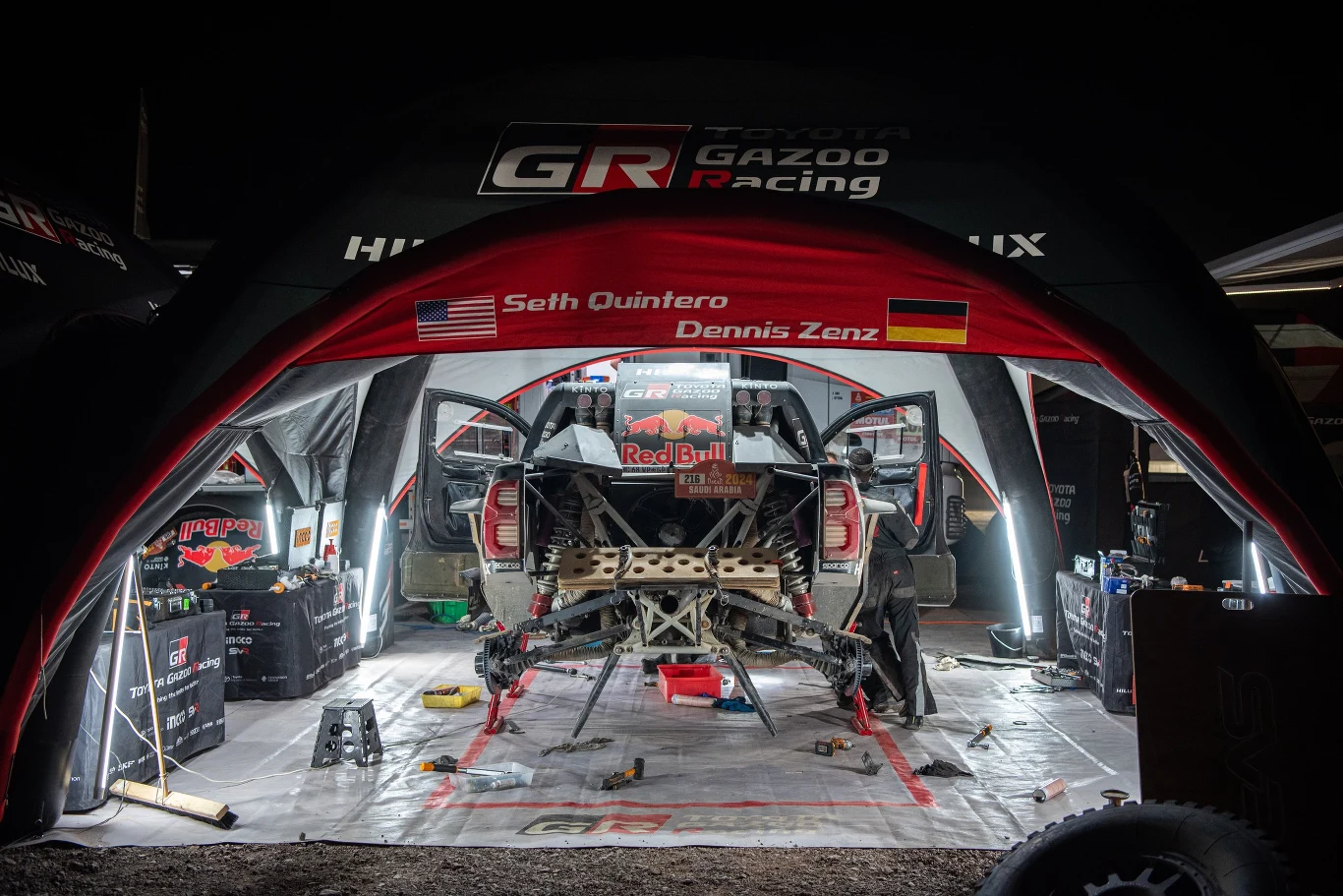 Namiot ekipy Toyota Gazoo Racing był dla nas otwarty bez tajemnic. Przepytaliśmy najmłodszego członka ekipy o wszystkie szczegóły.
