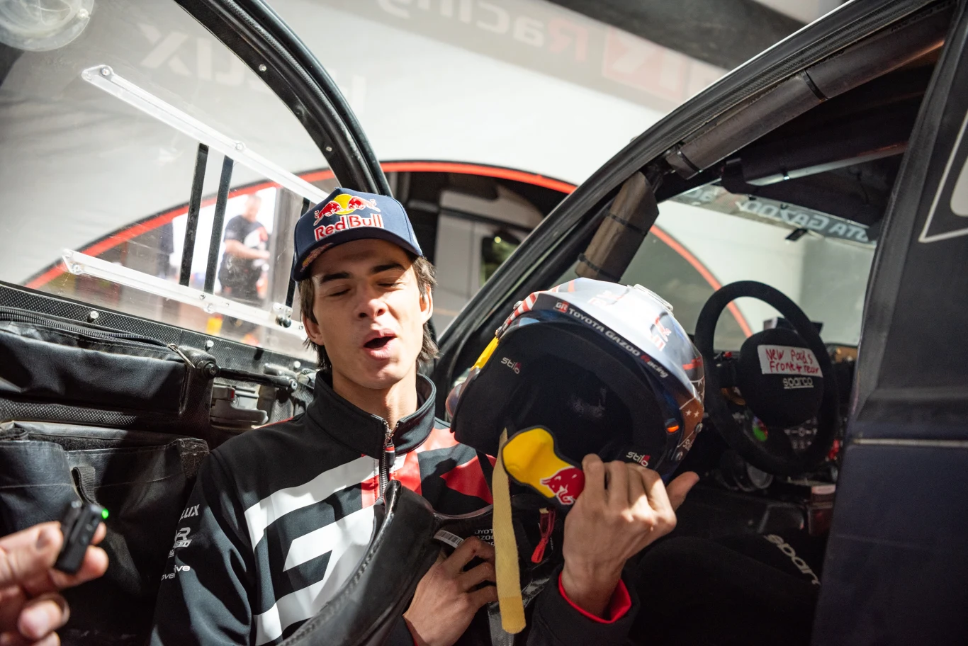 Seth Quintero z Toyota Gazoo Racing przez kilkadziesiąt minut opowiadał o wszystkich niuansach jego miejsca pracy - rajdowej Toyoty Hilux