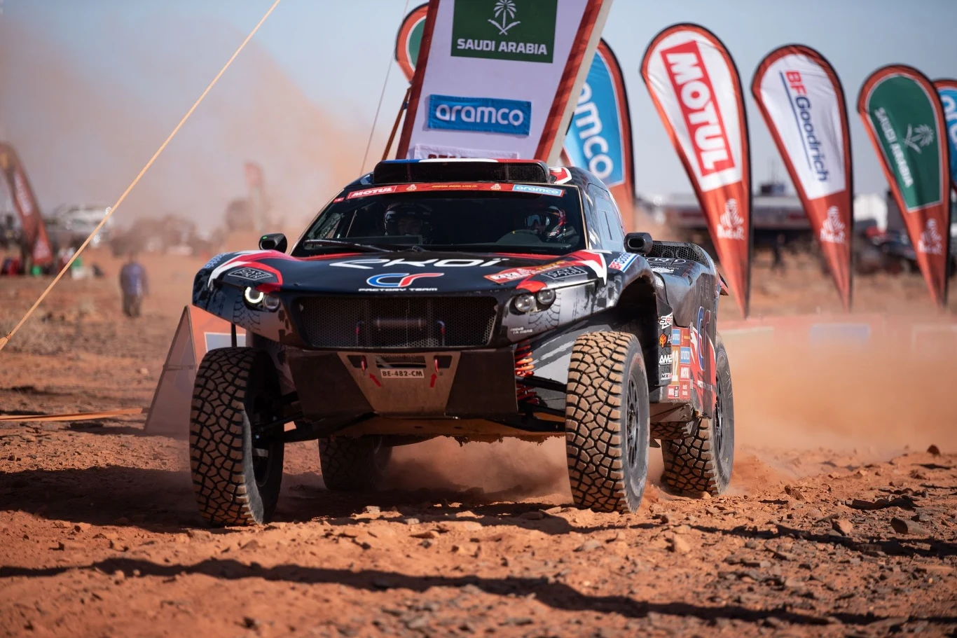 61-letni Carlos Sainz pokazał, że wiek to tylko liczba. Emerytowany kierowca startujący w "kosmicznym" Audi z silnikiem elektrycznym wygrał tegoroczny Rajd Dakar.