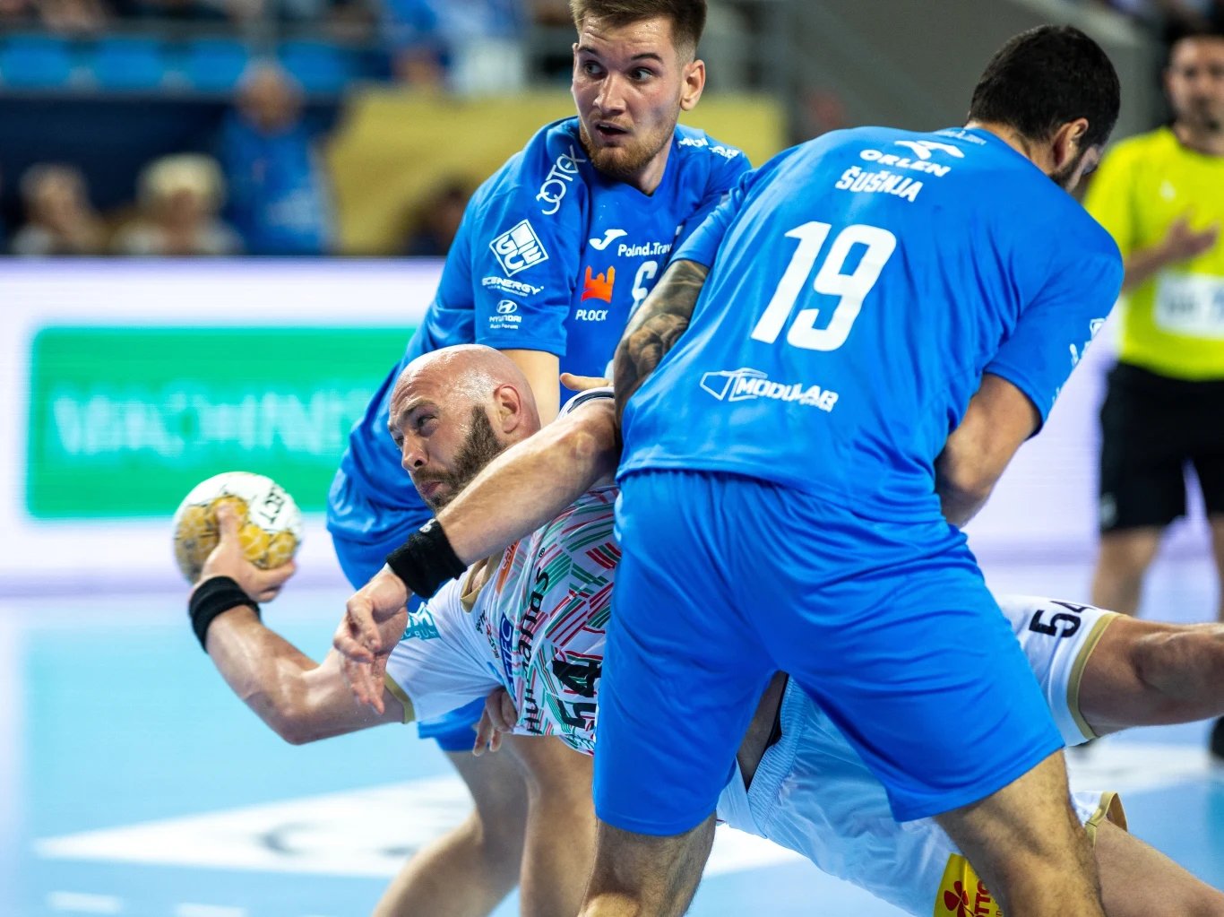 Oscar Bergendahl powstrzymywany przez Tina Lucina i Leona Susnję