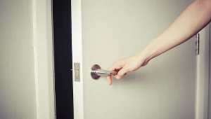 Zastanawiałeś się, dlaczego drzwi łazienki zawsze otwierają się na zewnątrz? To ważniejsze, niż myślisz