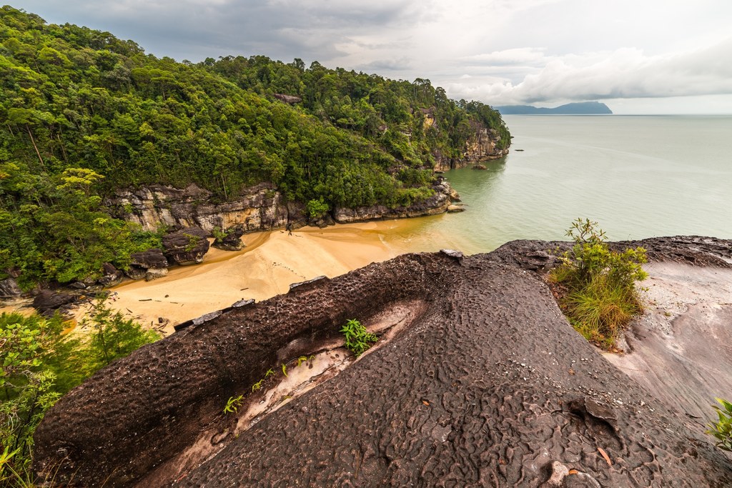 Borneo słynie z ciekawie rzeźbionych formacji skalnych. Zdj. ilustracyjne.