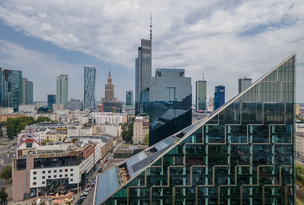 Varso Tower (budynek z iglicą w środku kadru) jest najwyższym wieżowcem nie tylko w Polsce, ale również w całej Unii Europejskiej