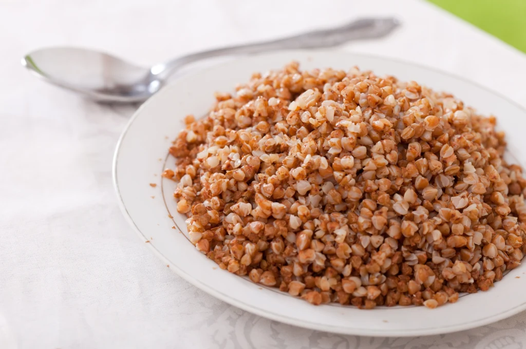 Duszone mięso z kaszą gryczaną to prosty obiad, który z czystym sumieniem mogą jeść osoby na diecie IG. Jako dodatek najlepiej sprawdzą się naturalne kiszonki Duszone mięso z kaszą gryczaną to prosty obiad, który z czystym sumieniem mogą jeść osoby na diecie IG. Jako dodatek najlepiej sprawdzą się naturalne kiszonki