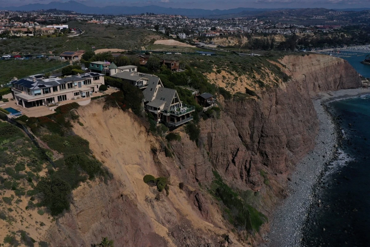 Miasto Dana Point w Kalifornii. Po potężnych ulewach, które przetoczyły się przez stan, z klifu osunęły się masy ziemi. Po kontroli inżynierowie orzekli, że luksusowym willom na klifie nic nie grozi Miasto Dana Point w Kalifornii. Po potężnych ulewach, które przetoczyły się przez stan, z klifu osunęły się masy ziemi. Po kontroli inżynierowie orzekli, że luksusowym willom na klifie nic nie grozi