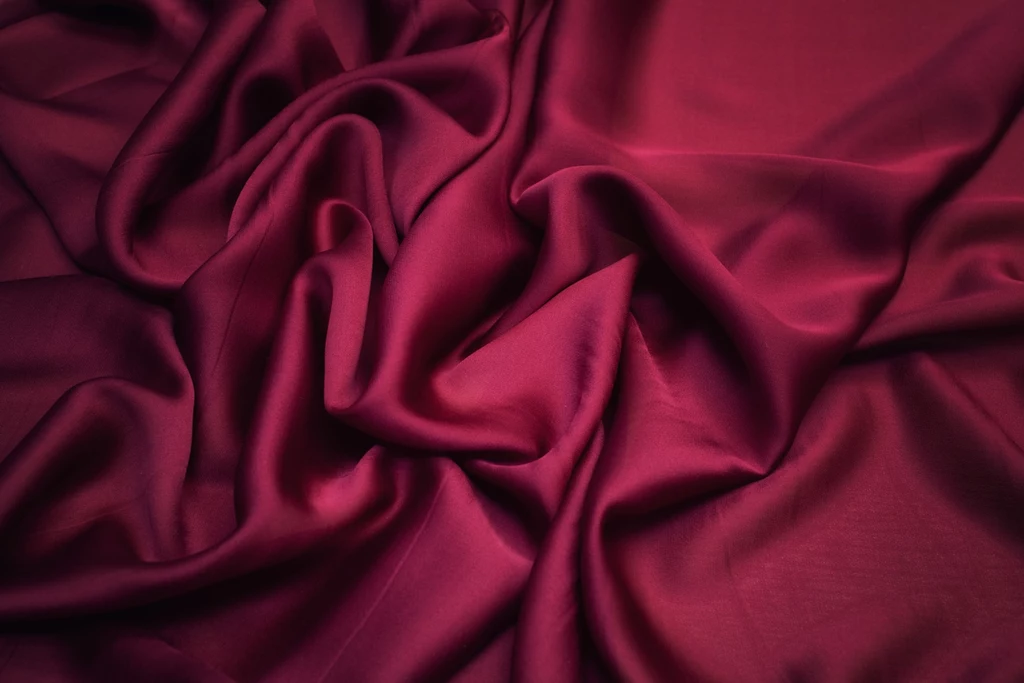 Wszyscy wiemy, że jedwab to jedna z najdroższych tkanin na świecie. Jak powstaje i czym jest okupiona jego produkcja?