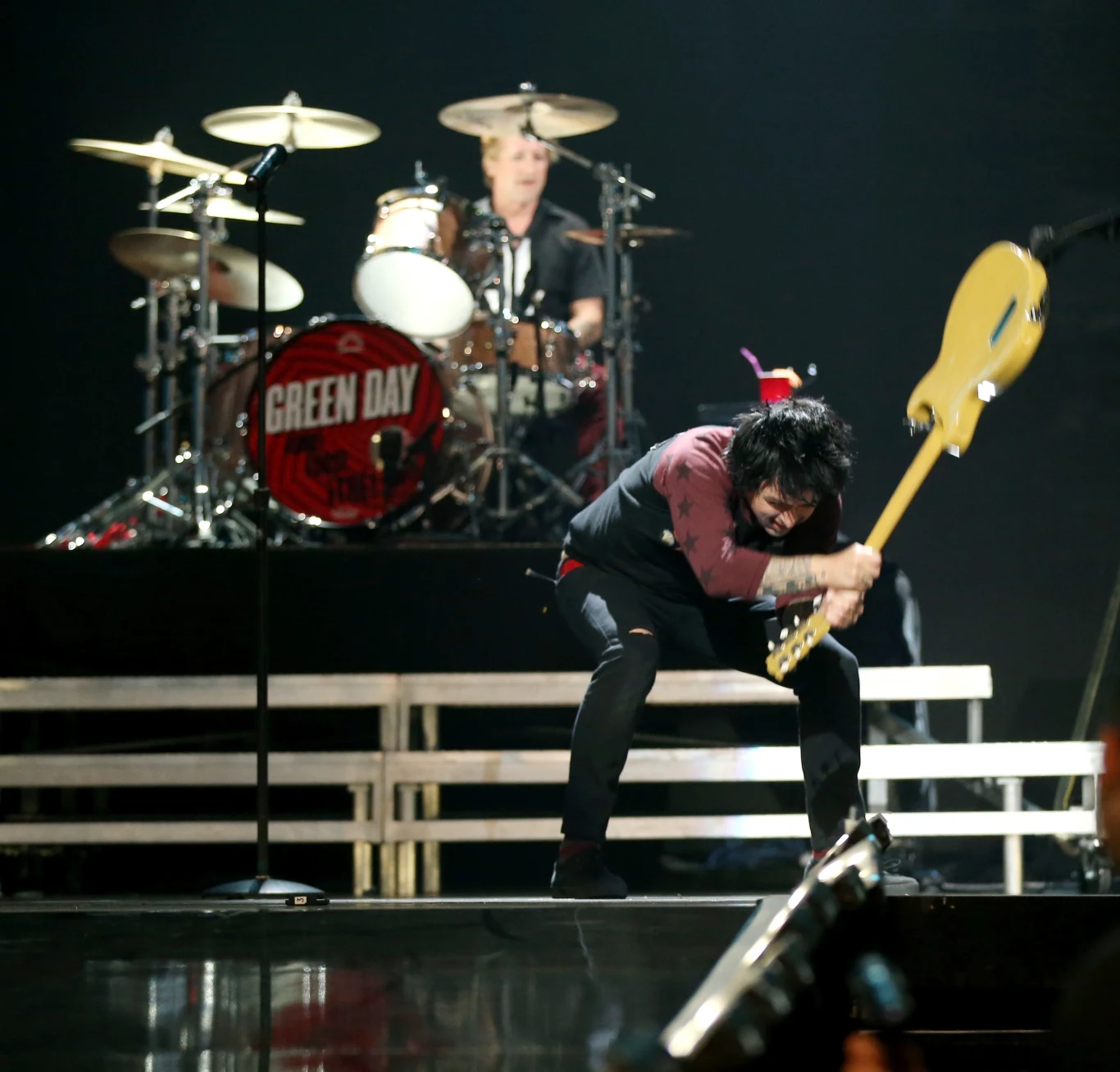 Billie Joe Armstrong robiący rozróbę na scenie Billie Joe Armstrong robiący rozróbę na scenie