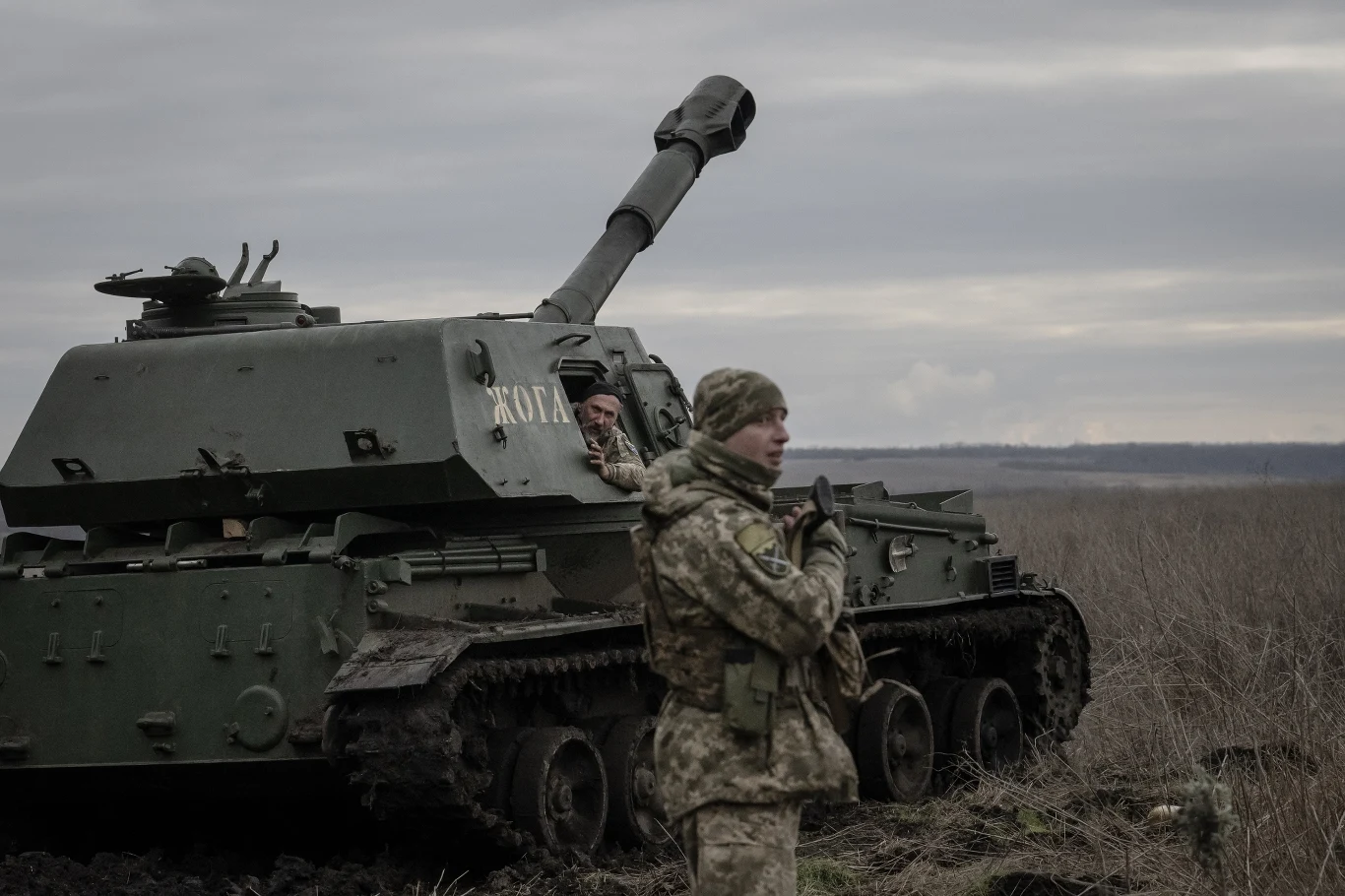 Ukraińska armatohaubica 2S3 Akacja w pobliżu Awdijiwki Ukraińska armatohaubica 2S3 Akacja w pobliżu Awdijiwki