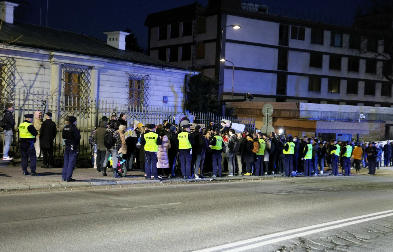 Aleksiej Nawalny nie żyje. Protest przed ambasadą Rosji w Warszawie Aleksiej Nawalny nie żyje. Protest przed ambasadą Rosji w Warszawie