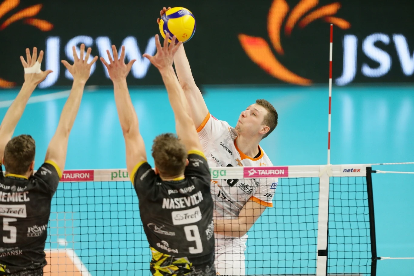 Atakuje Rafał Szymura z Jastrzębskiego Węgla