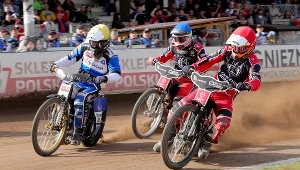 Mecz Startu Gniezno ze Stalą Rzeszów. Krystian Pieszczek i Kacper Gomólski walczą o pozycję.