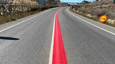 Ciągła czerwona linia podkreśla, że na danym odcinku drogi wszelkie próby wyprzedzania są szczególnie niebezpieczne / fot. Junta de Andalucía