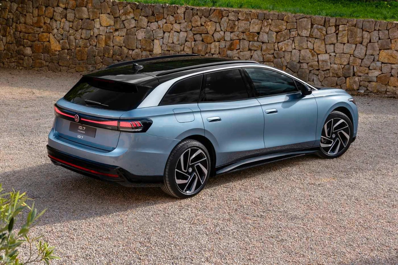 ID.7 Tourer ma dokładnie takie same wymiary zewnętrzne co ID.7, ale inną linię nadwozia