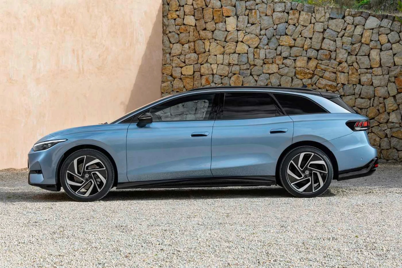 Rozsunięte ku zderzakom koła sprawiają, że ID.7 Tourer wygląda na jeszcze dłuższy niż jest w rzeczywistości