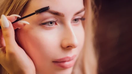 Tanie, domowe sposoby na ciemne i pełne brwi. 