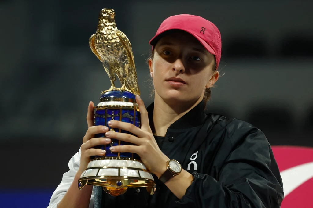 Iga Świątek z trofeum za zwycięstwo w turnieju WTA 1000 w Dosze Iga Świątek z trofeum za zwycięstwo w turnieju WTA 1000 w Dosze
