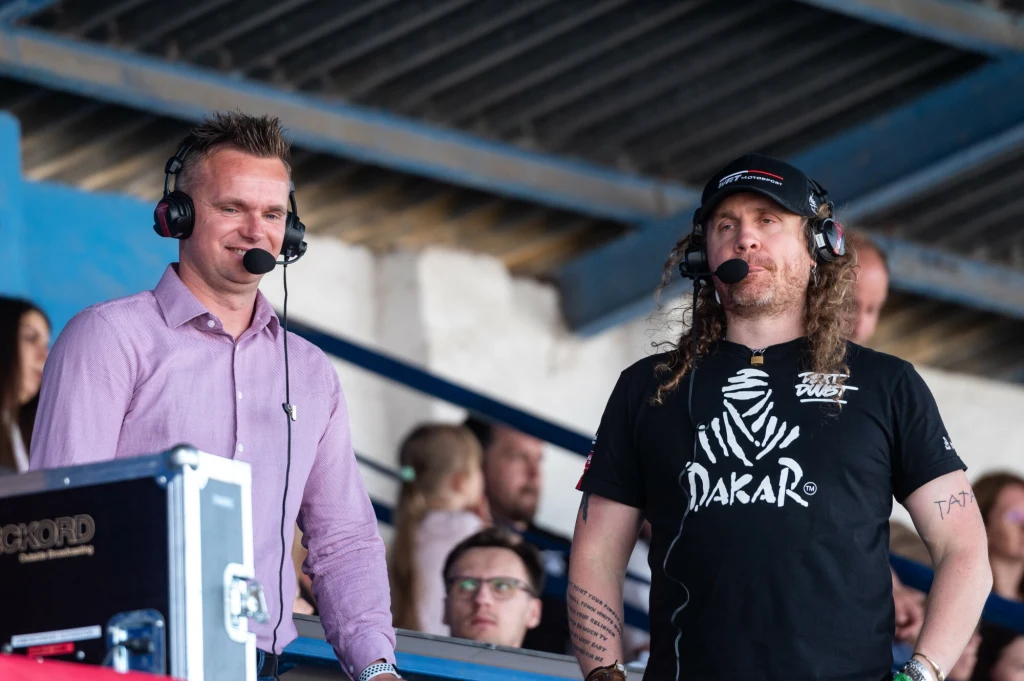 Krzysztof Cegielski na stanowisku komentatora. Obok Tomasz Dryła.