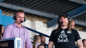 Krzysztof Cegielski na stanowisku komentatora. Obok Tomasz Dryła.