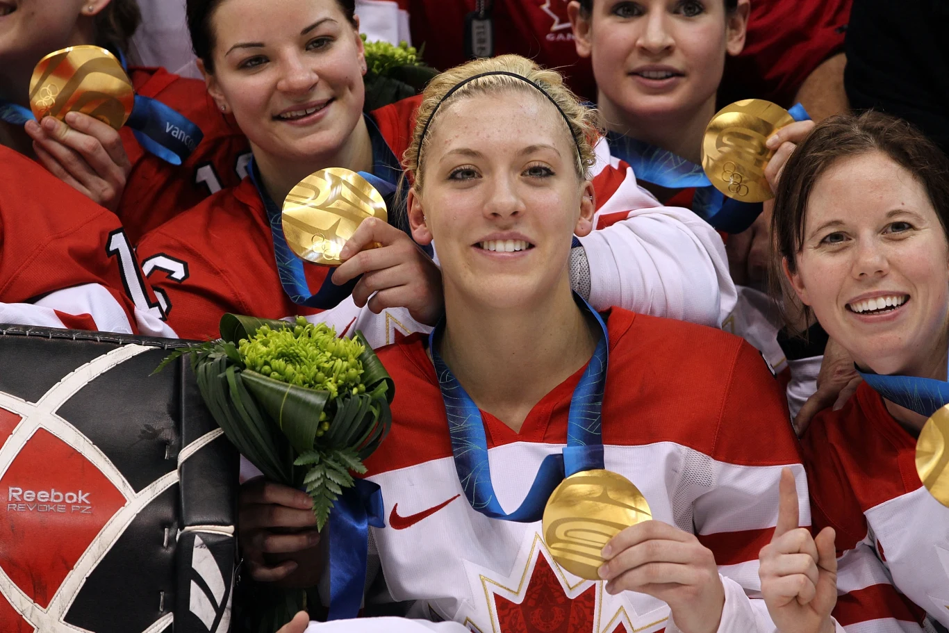  Meghan Agosta celebruje z drużyną złoty medal wywalczony na igrzyskach olimpijskich w Vancouver 2010