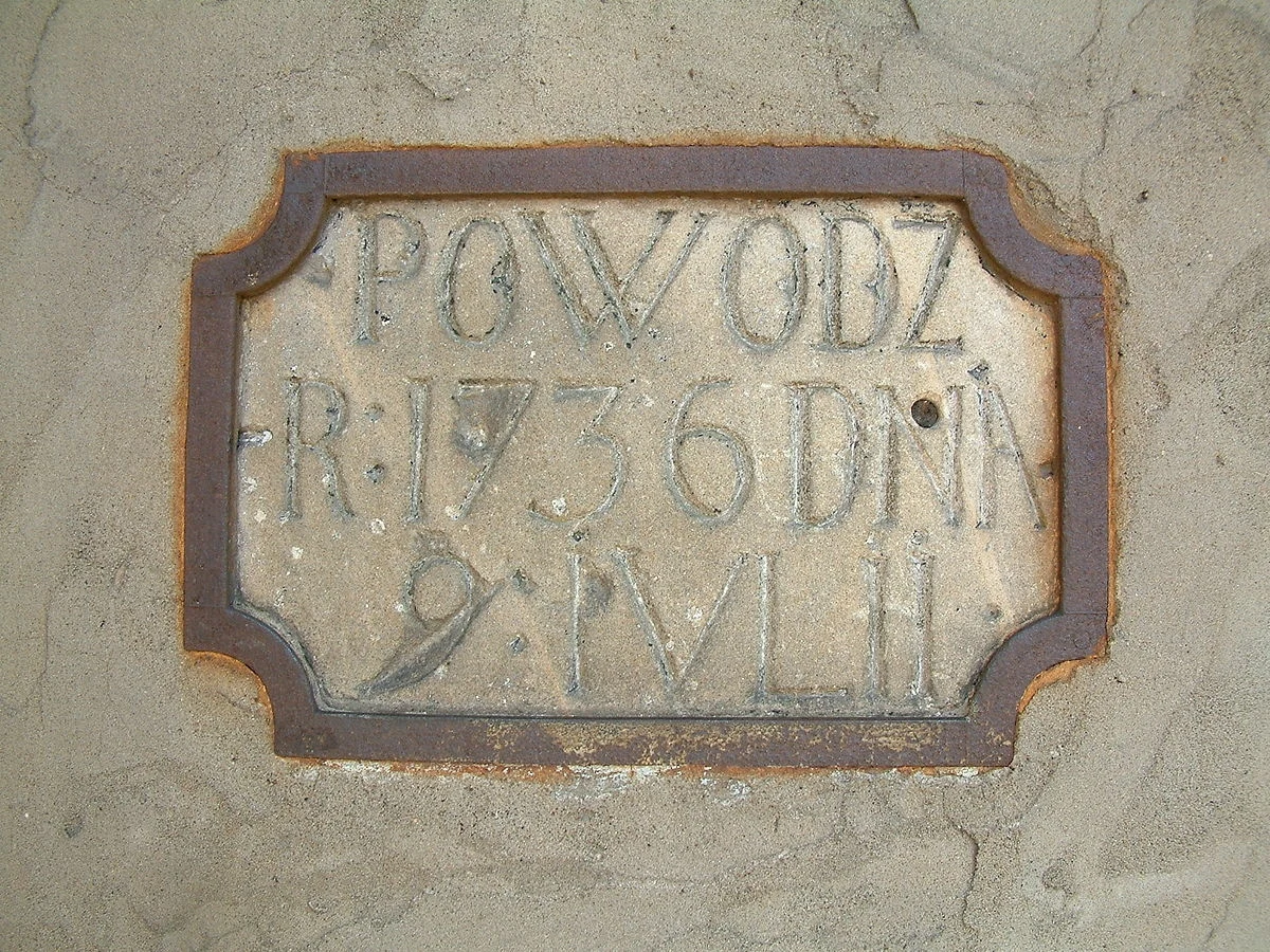 Tabliczka z kamienicy na Starym Rynku w Poznaniu pokazuje poziom wody podczas powodzi z 1736 r.