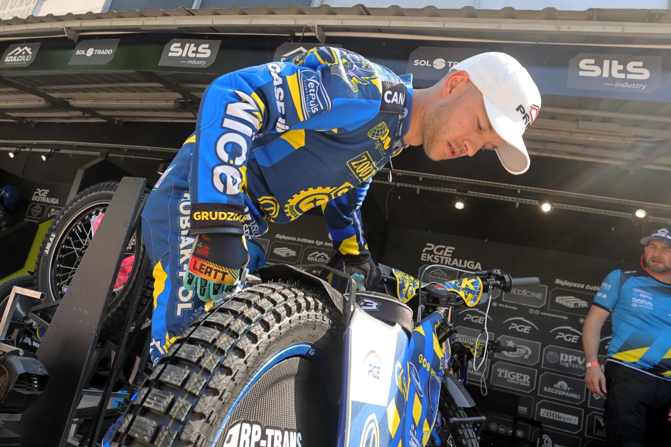 Wadim Tarasienko szykuje się do startu.