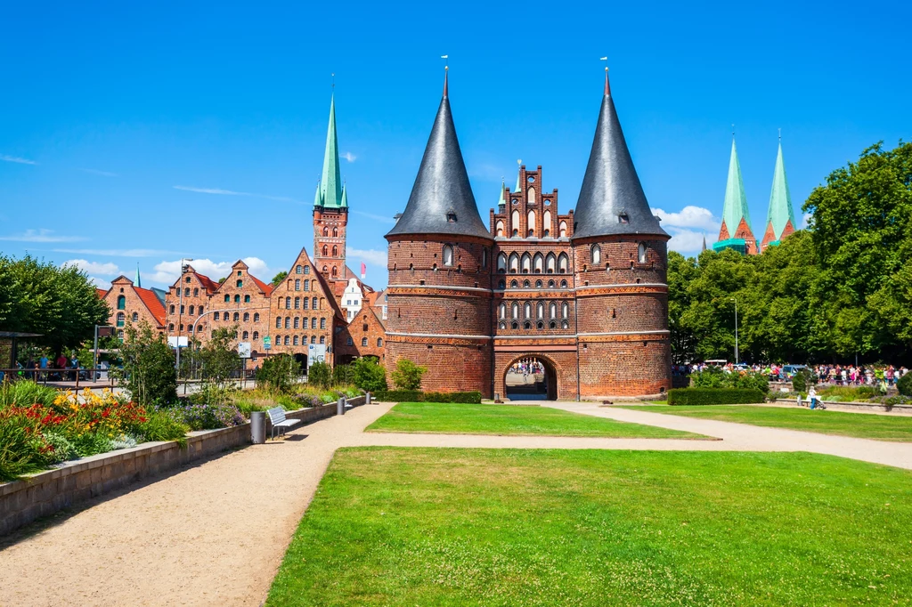 Brama Holsztyńska to imponująca budowla, której historia sięga czasów średniowiecza