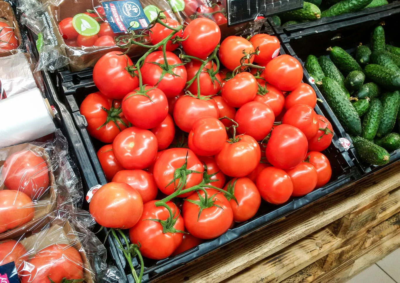 Pomidory z naklejkami można najczęściej kupić w supermarketach