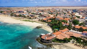 Szukasz pomysłu na wiosenny urlop? Tam słońce świeci przez 350 dni w roku, a w marcu loty są najtańsze