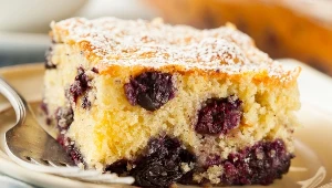 Szybkie ciasto z owocami, mięciutkie i puszyste jak chmurka. Nie musisz nawet wyciągać miksera