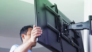 Na jakiej wysokości powiesić telewizor? Złota zasada instalatorów