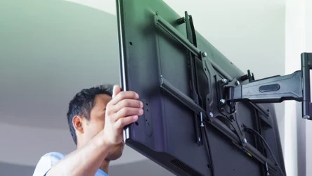 Co do zasady centralny punkt telewizora zamontowanego na ścianie powinien znajdować się na wysokości wzroku.