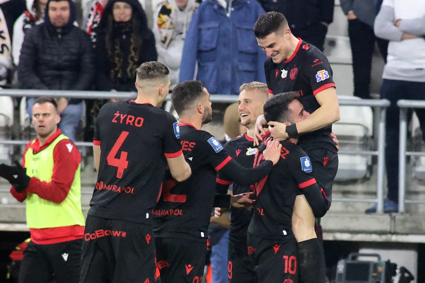 Piłkarze Widzewa Łódź celebrujący gola w derbach z ŁKS-em