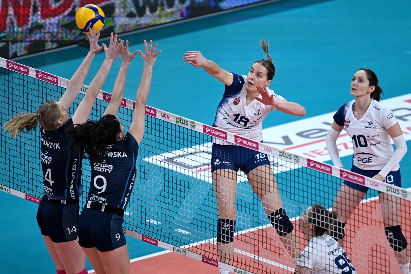 Przez blok Chemika Police przedziera się Gabriela Orvosowa, obok Katarzyna Wenerska