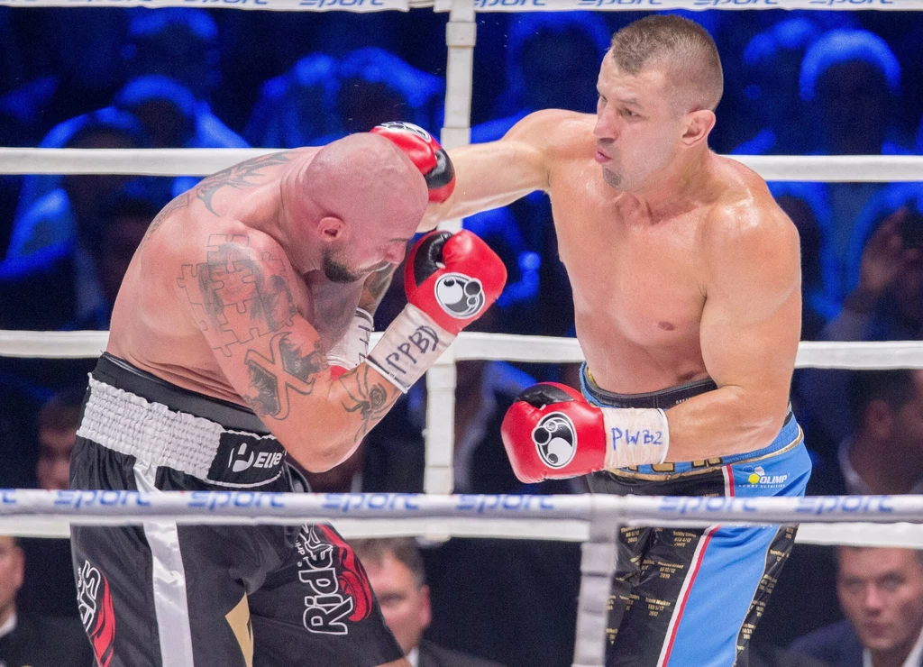 Tomasz Adamek (z prawej) tu w walce z Przemysławem Saletą