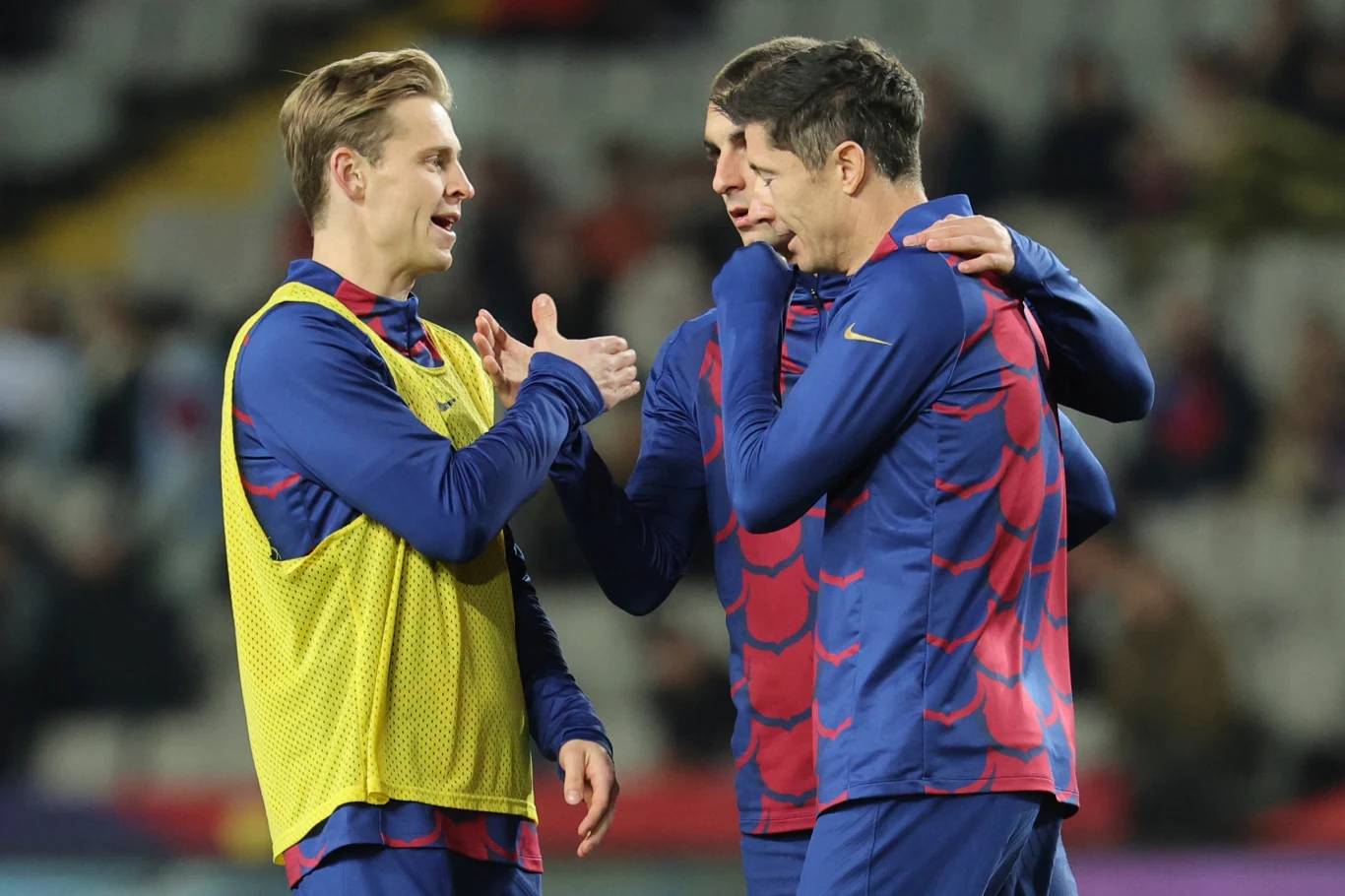 Frenkie de Jong (pierwszy z lewej) po długiej przerwie wrócił do treningów grupowych 