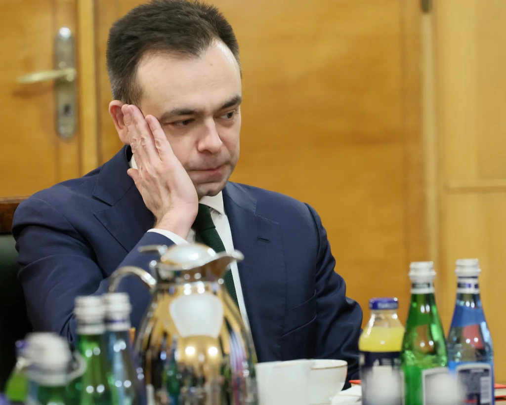 Minister finansów Andrzej Domański zadeklarował, że nie chce "wchodzić w spór" dotyczący wniosku o Trybunał Stanu dla Adama Glapińskiego