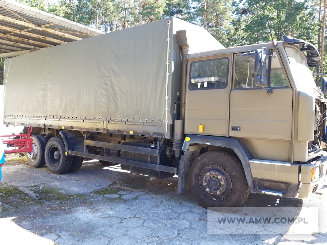 Jelcz S622D.AL z 1998 roku. Cena wywoławcza - 18 tys. zł. Na leżankach - fabryczna folia ochronna