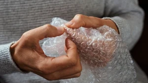 Nieodparta chęć dotykania konkretnych powierzchni czy materiałów  to jeden z objawów zaburzeń integracji sensorycznej