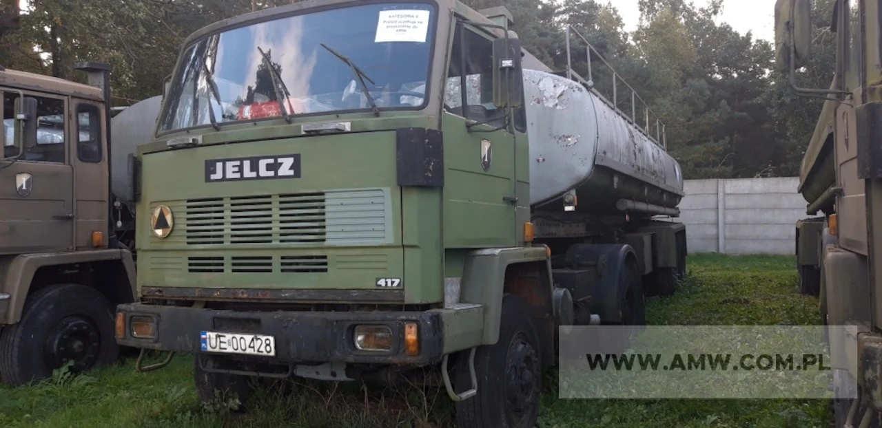 Ktoś chętny na wojskowy zestaw do przewozu paliw? Cena wywoławcza - 25 tys. zł