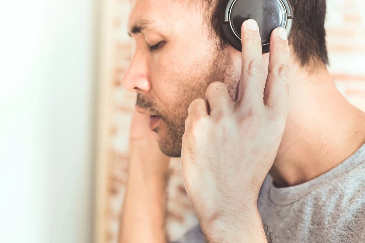 Słuchanie głośnej muzyki lub wprost przeciwnie, nadwrażliwość na dźwięki, mogą sugerować zaburzenia SI 