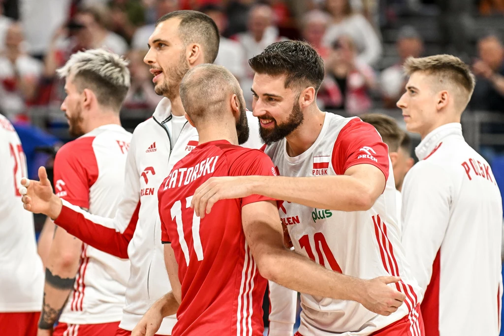 Bartosz Bednorz z kolegami z siatkarskiej reprezentacji Polski Bartosz Bednorz z kolegami z siatkarskiej reprezentacji Polski