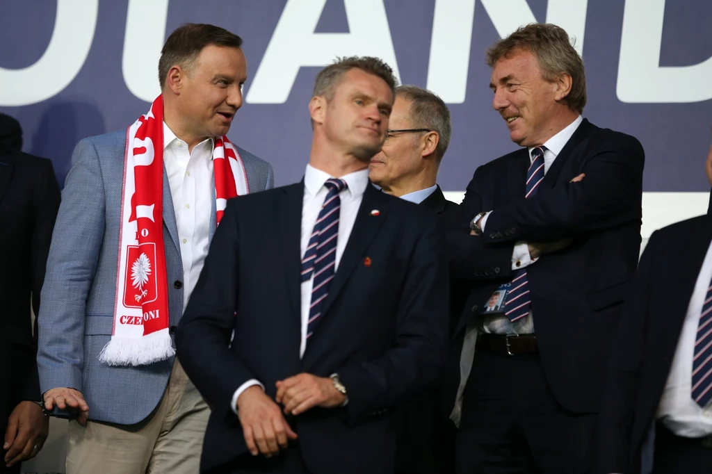 Prezydent Andrzej Duda (z lewej) i Zbigniew Boniek (z prawej) otrzymywali donosy na Pawła Wojtalę (w środku) Prezydent Andrzej Duda (z lewej) i Zbigniew Boniek (z prawej) otrzymywali donosy na Pawła Wojtalę (w środku)